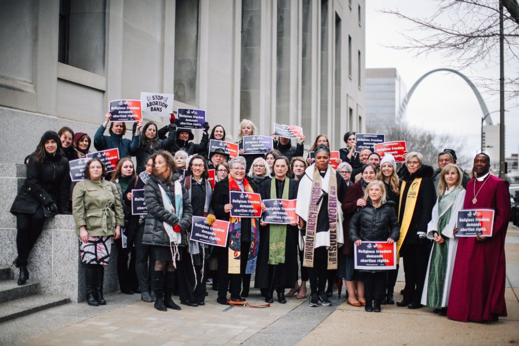 A crowd of AU supporters, leaders and plaintiffs pose for a photograph